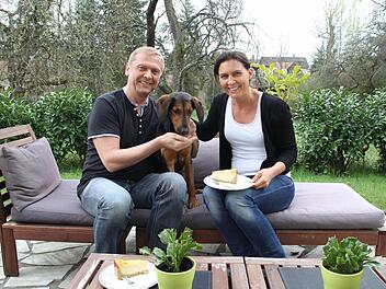 Drei Veganer auf der Terrasse: Dieter und Steffi Fischer Petersohn müssen auf den veganen "Käsekuchen" aufpassen, denn auch Hündin Valencia ist Veganerin.  Foto: Friedwald Schedel