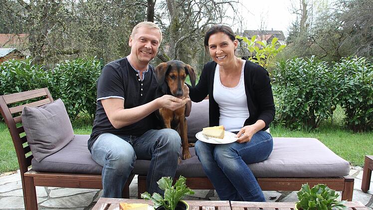 Drei Veganer auf der Terrasse: Dieter und Steffi Fischer Petersohn müssen auf den veganen "Käsekuchen" aufpassen, denn auch Hündin Valencia ist Veganerin.  Foto: Friedwald Schedel