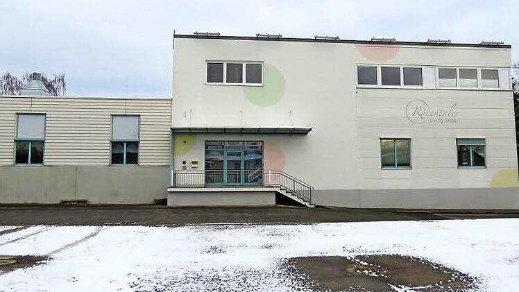 Das Werksgebäude der früheren Firma Rödentaler Living Glas wird zur Notunterkunft für Asylsuchende umgebaut. In spätestens zweieinhalb Jahren ist geplant, an der Stelle Wohnbebauung zu errichten. Foto: Landratsamt