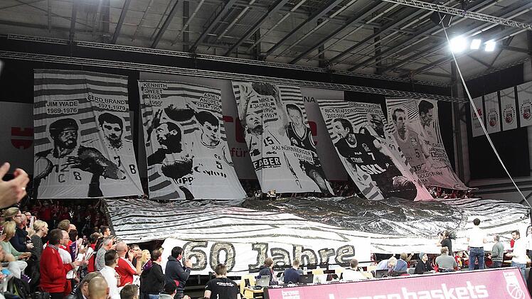 Die Choreografie des Fanclubs Sektion Südblock zum Jubiläum 60 Jahre Basketball in Bamberg