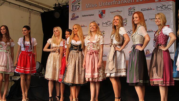 Schick waren die jungen Damen auch in ihrer Dirndeln, rechts die Bewerberin aus dem Landkreis Sandra Ott aus Greßhausen/Gädheim.