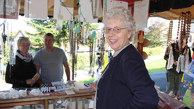 Sie hat das Lachen noch nicht verlernt, auch wenn sie enttäuscht ist: Silvya Mathes muss ihren Kiosk in wenigen Wochen abreißen. Silke und Stephan Schröter aus Mülverstedt, die zu Besuch aus dem Kreuzberg sind, kaufen noch schnell ein Andenken.