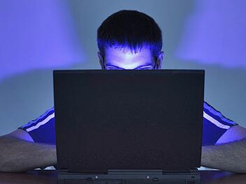 Die weltweite Vernetzung über das Internet erleichtert Cyberkriminellen das Geschäft - die Zahl der Delikte steigt stetig. Foto: imago