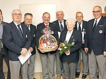 Ehrungen bei der BRK-Bereitschaft Bad Rodach (von links): Bürgermeister Tobias Ehrlicher, Bernhard Guski, Martin Sauerbrey, Udo Hoppe, Gerhard Kupfer, Gerda Appel, Herbert Herold, Harmut Leicht und Johann Luczkow  Foto: Michael Stelzner