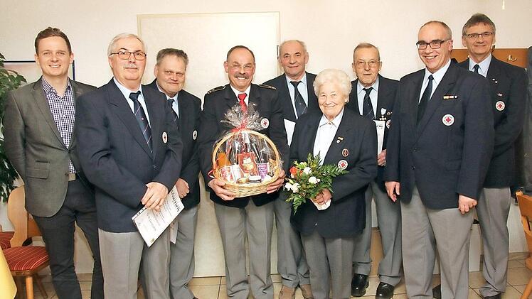Ehrungen bei der BRK-Bereitschaft Bad Rodach (von links): Bürgermeister Tobias Ehrlicher, Bernhard Guski, Martin Sauerbrey, Udo Hoppe, Gerhard Kupfer, Gerda Appel, Herbert Herold, Harmut Leicht und Johann Luczkow  Foto: Michael Stelzner