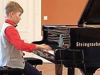 Paul Hüttemann am Piano: Er ist einer der Schüler von Musiklehrerin Ljubov Knjazev. Foto: privat