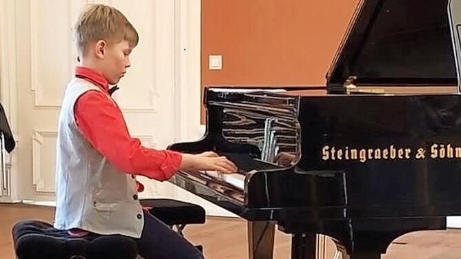 Paul Hüttemann am Piano: Er ist einer der Schüler von Musiklehrerin Ljubov Knjazev. Foto: privat