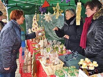 Plätzchen, Liköre und Weihnachtsdeko aus Holz gab es am Stand der Tafel Burgkunstadt.  Foto: Ingrid Kohles