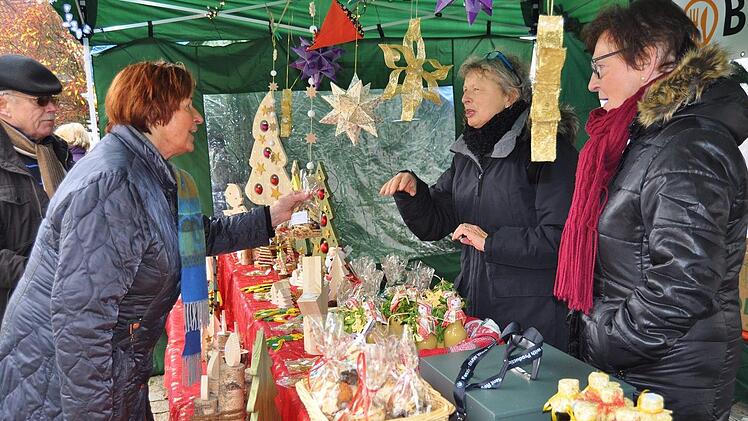 Plätzchen, Liköre und Weihnachtsdeko aus Holz gab es am Stand der Tafel Burgkunstadt.  Foto: Ingrid Kohles