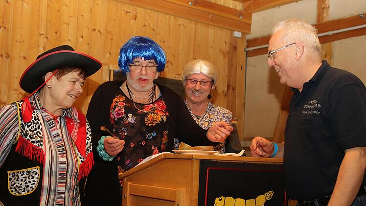 Aus dem Welsberger Fasching nicht mehr wegzudenken,  sind der Gerold Dinkel und Hans-Eduard Dinkel , als die beiden Tratschtanten, Erna und Babett. Foto: Michael Stelzner