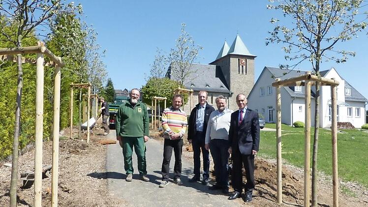 Bürgermeister Franz Uome, Kreisfachberater Friedhelm Haun, Norbert Taig, Gemeinderat Clemens Friedrich und ein Mitarbeiter der Firma Ramming und Tröster nach getaner Arbeit Foto: Klaus-Peter Wulf