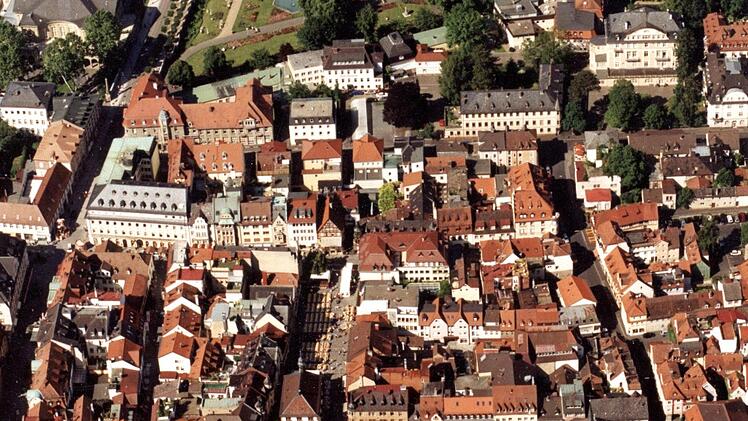 In der Verlängerung des Marktplatzes liegt der Rosengarten, noch ist der Weg aber verbaut.