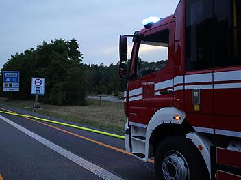 Auffahrunfall auf A9 bei Helmbrechts: Auto kippt unbeleuchtet auf Dach