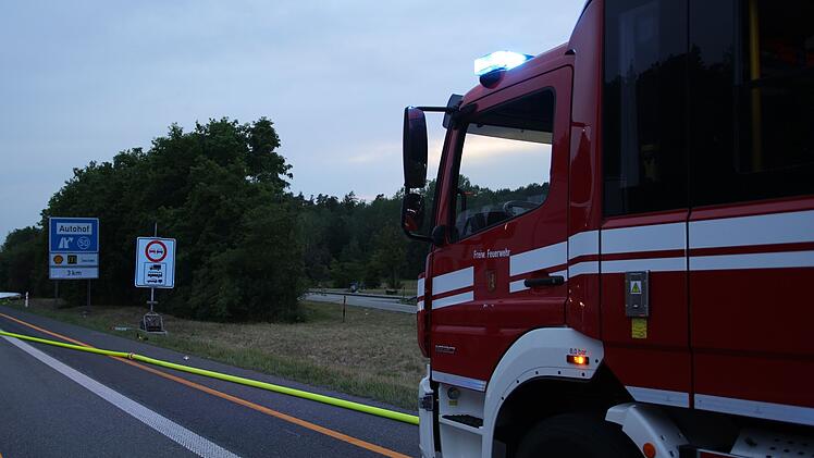 Auffahrunfall auf A9 bei Helmbrechts: Auto kippt unbeleuchtet auf Dach