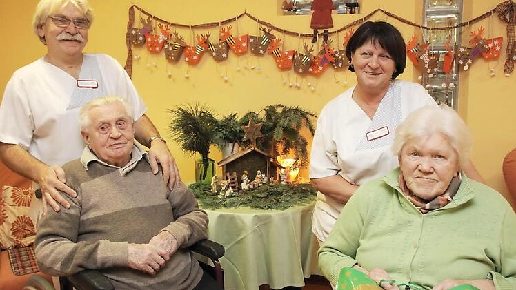 Michael Rudolph und Maria Himmler mit den Bewohnern Johann Brenner und Erna Scholz aus Schwärzelbach.  Fotos: Markus Reeh