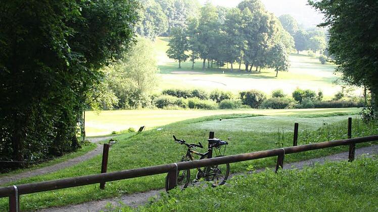 Gute Nachricht für die Golfer: Der Abschlag im Wald ist gesichert.