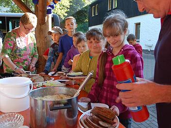 Neustadter Bratwürste mit Kraut schmecken auch kleinen Ukrainern. Klöße übrigens nicht. Fotos: Rainer Lutz