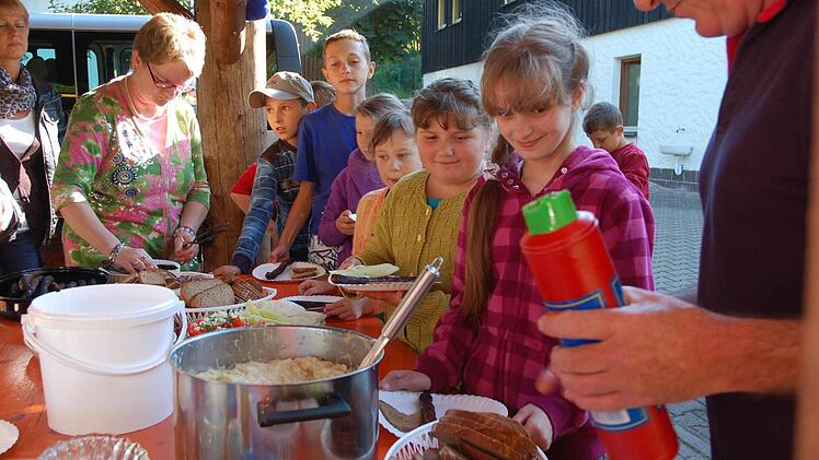 Neustadter Bratwürste mit Kraut schmecken auch kleinen Ukrainern. Klöße übrigens nicht. Fotos: Rainer Lutz