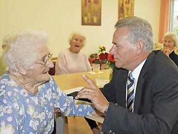 BRK-Kreisvorsitzende, Landrat Oswald Marr hat seine Freude daran, dass sich Erna Huhn in ihrem "neuen" Domizil wohl fühlt. In zwei Jahren möchte sie ihren 100. Geburtstag feiern. Foto: Veronika Schadeck