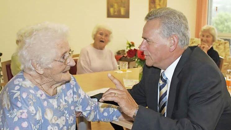 BRK-Kreisvorsitzende, Landrat Oswald Marr hat seine Freude daran, dass sich Erna Huhn in ihrem "neuen" Domizil wohl fühlt. In zwei Jahren möchte sie ihren 100. Geburtstag feiern. Foto: Veronika Schadeck