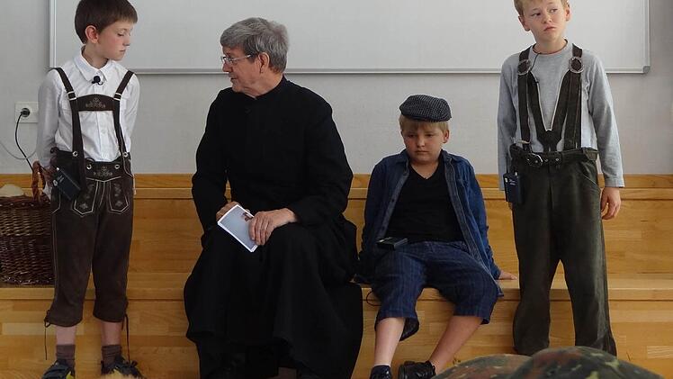 Don Bosco (Pater Alfons Blüml, Zweiter von rechts) mit einigen der Kinder, die sich für seine Geschichte von vor vielen Jahren in Italien interessierten. Foto: Johanna Eckert