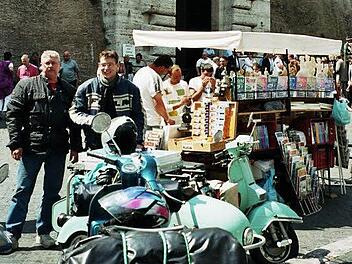 Die weiteste Reise führte Drei der Vespa-Freunde nach Rom. Dort fotografierte Dieter Baumann seine beiden Freunde Oskar Bär (vorne links) und Michael Auer vor dem vatikanischen Museum. Fotos: privat