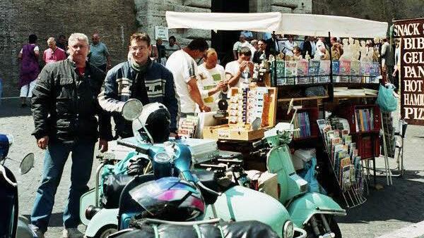 Die weiteste Reise führte Drei der Vespa-Freunde nach Rom. Dort fotografierte Dieter Baumann seine beiden Freunde Oskar Bär (vorne links) und Michael Auer vor dem vatikanischen Museum. Fotos: privat