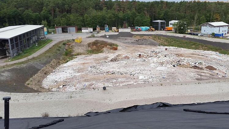Der Ablagerungsbereich für Abfälle der Deponieklasse II - z.B. Bauschutt - gerät an seine Grenzen und muss erweitert werden.  Foto: AU Consult