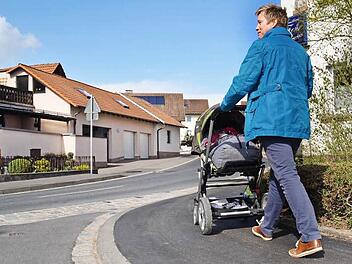 Problem gelöst: Fußgänger mit und ohne Gefährt kommen an der Ecke Madonnastraße/Tannenweg nun ohne Einschränkungen vorwärts. Das bisherige Gefälle zur Fahrbahn wurde beseitigt. Fotos: Kathrin Kupka-Hahn