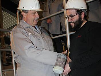 Der Geschäftsführer von Gerresheimer Tettau, Bernd Hörauf (links) und Projektleiter Maik Rosemann beim Einschlagen des Schlusssteines beim Wannenbau  Foto: Veronika Schadeck