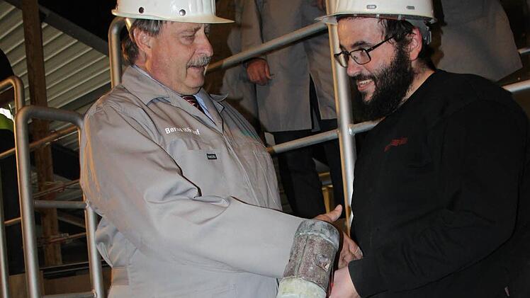 Der Geschäftsführer von Gerresheimer Tettau, Bernd Hörauf (links) und Projektleiter Maik Rosemann beim Einschlagen des Schlusssteines beim Wannenbau  Foto: Veronika Schadeck