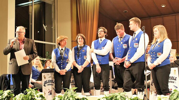 Jürgen Köstler (von links) ehrte die Musiker für 40 bzw. 20 Jahre Mitgliedschaft im JBO Scholz: Elke Schneider, Sabine Schmidt, Daniel Scholz, Alexander Schneider, Philipp Schneider und Lisa Klaas. Foto: Julia Raab