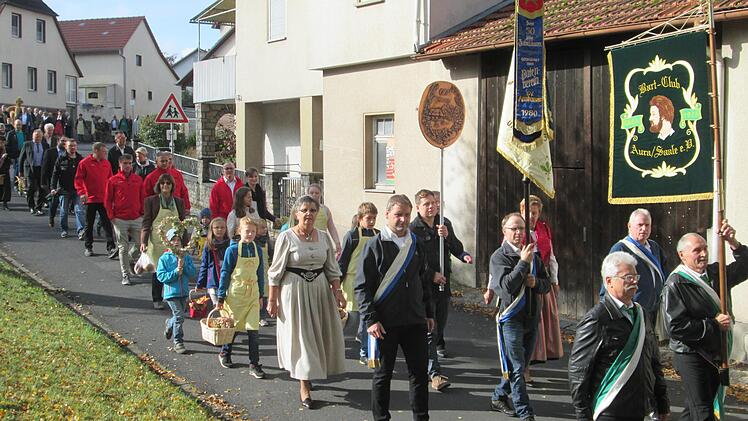 Mit einem bunten Festzug, Musik, Fahnenabordnungen und Ortsbürgern feierte der Obst- und Gartenbauverein Aura sein 90. Jubiläum. Winfried Ehling