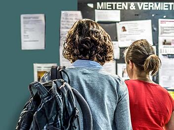 Wer in Bamberg studieren möchte und eine Wohnung sucht, tut dies online und auch noch am guten alten "schwarzen Brett". Symbolfoto: Matthias Balk/dpa