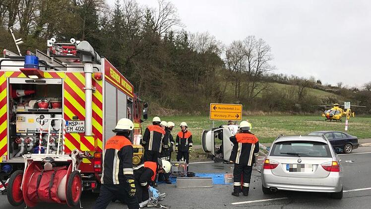 Bei einem schweren Unfall auf der B8 wurde ein Auto auf die Seite geworfen. Die Insassen waren eingeschlossen und konnten sich nicht alleine befreien. Foto: Benedict Rottmann, LR-Medien.