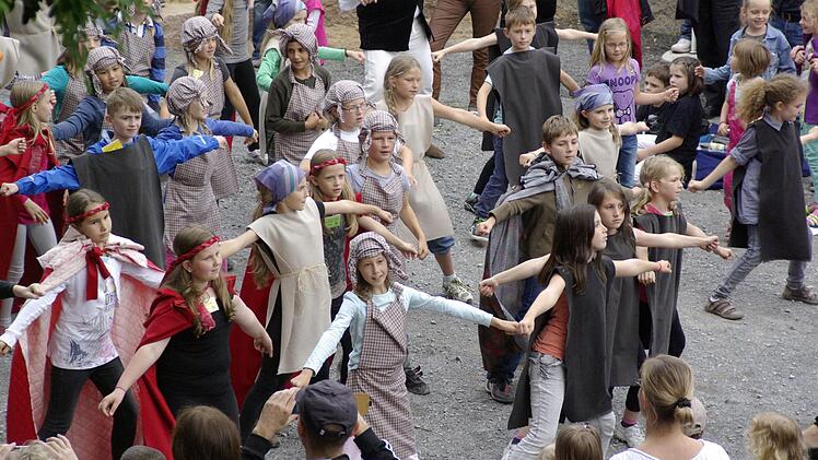 Tanzen, Singen, Musizieren und Verkleiden ist ganz nach dem Geschmack der jungen Darsteller der Klassenreise zur Musik.