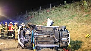 A70: Auto schleudert in Betonwand und &uuml;berschlagt sich mehrfach - Familie schwer verletzt