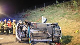 A70: Auto schleudert in Betonwand und &uuml;berschlagt sich mehrfach - Familie schwer verletzt