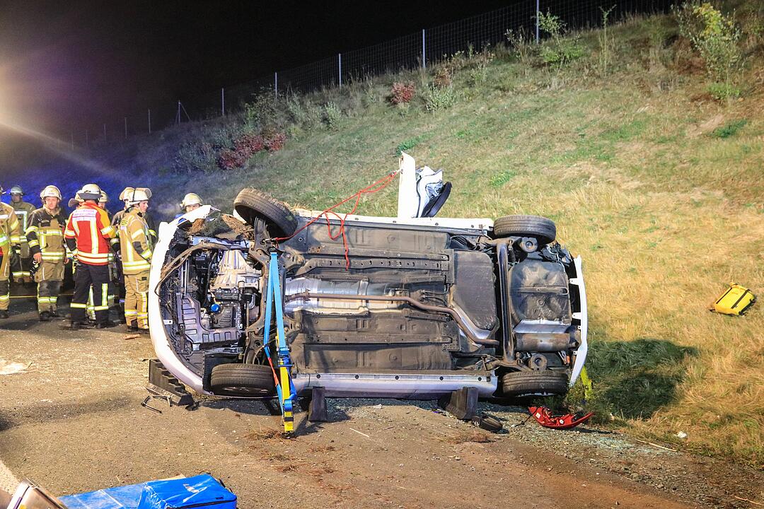 A70: Auto schleudert in Betonwand und überschlagt sich mehrfach - Familie schwer verletzt