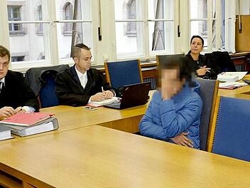 Der 35-jährige Angeklagte versteckt sein Gesicht hinter der Hand. Foto: Nikolas Pelke