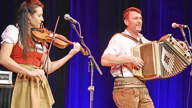 "Da Zillertaler und die Geigerin", Tanja Stern und Christoph Hauser aus Tirol, begeisterten bei der "Tiroler Weihnacht" beim Kulturamt Haßfurt live in der Stadthalle in Haßfurt ihr Publikum. Fotos: Ulrike Langer