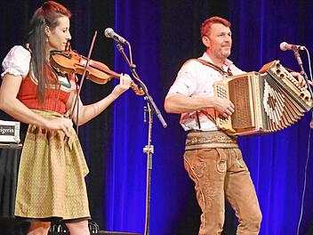 "Da Zillertaler und die Geigerin", Tanja Stern und Christoph Hauser aus Tirol, begeisterten bei der "Tiroler Weihnacht" beim Kulturamt Haßfurt live in der Stadthalle in Haßfurt ihr Publikum. Fotos: Ulrike Langer