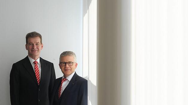 Beim Bilanzpressegespr&auml;ch der Sparkasse Bad Kissingen f&uuml;r 2018: Vorstandsvorsitzender Roland Friedrich (rechts) und Vorstandsmitglied Michael RendlSiegfried Farkas