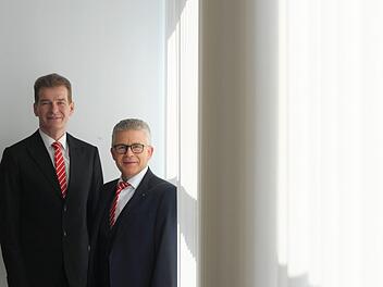 Beim Bilanzpressegespräch der Sparkasse Bad Kissingen für 2018: Vorstandsvorsitzender Roland Friedrich (rechts) und Vorstandsmitglied Michael RendlSiegfried Farkas