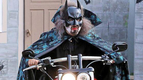 Opa Dracula (Hans Dümpert) schafft es auch als Motorradfahrer nicht, sich  umzubringen, denn er ist untot und damit unsterblich. Foto: Dieter Britz