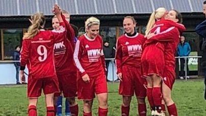 Die Spielerinnen der DJK Schnaid-Rothensand bejubeln den Sieg gegen Ketschendorf und den Sprung an die Tabellenspitze. Fotos: privat