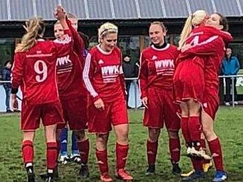 Die Spielerinnen der DJK Schnaid-Rothensand bejubeln den Sieg gegen Ketschendorf und den Sprung an die Tabellenspitze. Fotos: privat