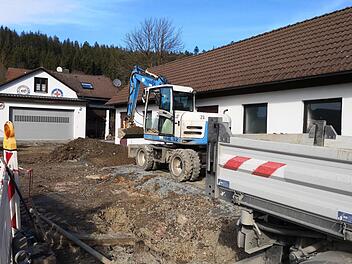 Freibad und Zeltplatz besch&auml;ftigen den Wallenfelser Bauhof. Aktuell laufen die Arbeiten an der Zufahrt zum Wasserwachtheim und Technikgeb&auml;ude des Freibades. Folgen soll die komplette Erneuerung des Sanit&auml;rbereichs am Zeltplatz.  Stadt Wallenfels
