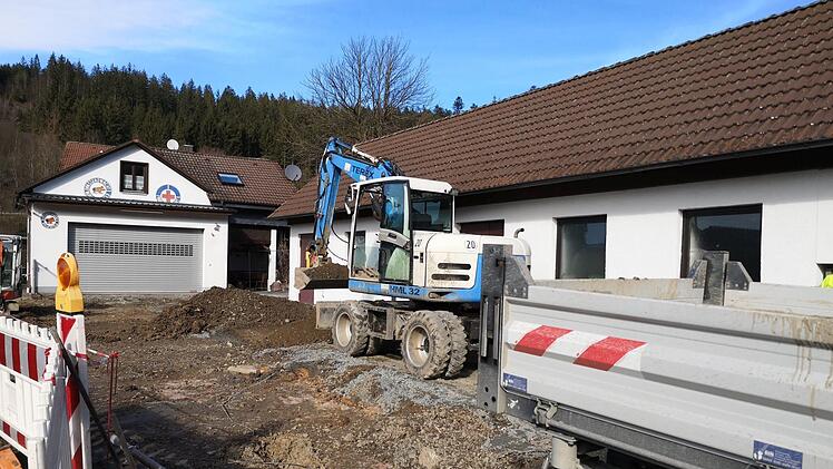 Freibad und Zeltplatz besch&auml;ftigen den Wallenfelser Bauhof. Aktuell laufen die Arbeiten an der Zufahrt zum Wasserwachtheim und Technikgeb&auml;ude des Freibades. Folgen soll die komplette Erneuerung des Sanit&auml;rbereichs am Zeltplatz.  Stadt Wallenfels
