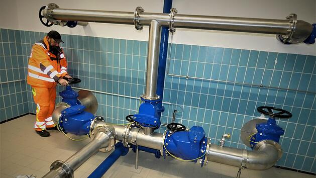 Wasserwart Reinhold Pittroff betreut die Wasserversorgungsanlage der Marktgemeinde mit ihren Hochbeh&auml;ltern. Der Wasserbezug erfolgt ausschlie&szlig;lich durch die Stadtwerke Kulmbach.  Foto: Werner Rei&szlig;aus